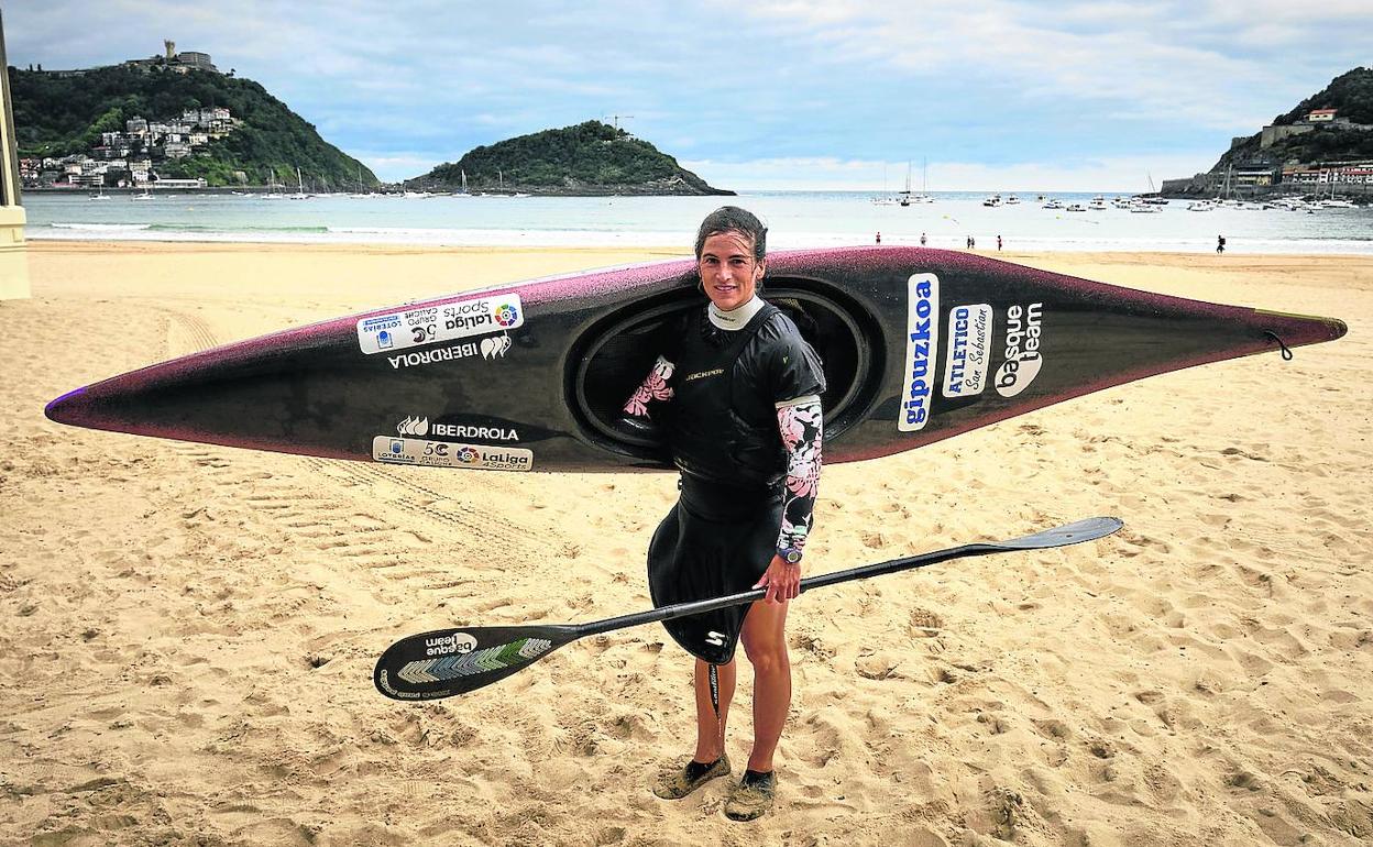 Maialen Chourraut con la piragua después de un entrenamiento en la bahía de La Concha. 