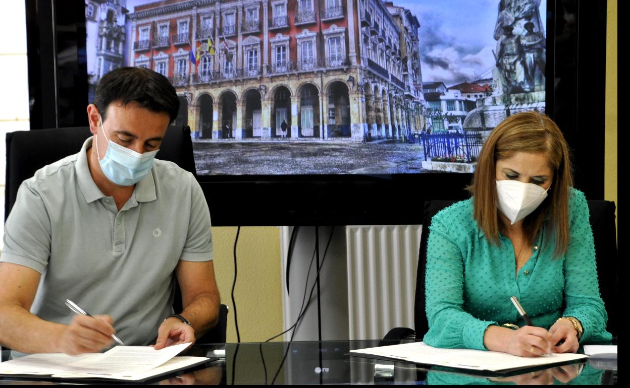 El alcalde de Portugalete, Mikel Torres y la consejera de Trabajo y Justicia, Mª Jesús San José, firman el convenio de colaboración para la gestión del Punto de Encuentro Familiar del municipio.