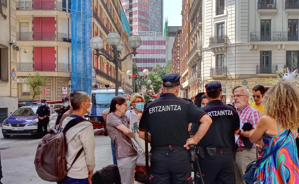 Agentes de la Ertzaintza identifican a un grupo de personas en las inmediaciones del Palacio de Justicia de Bilbao.