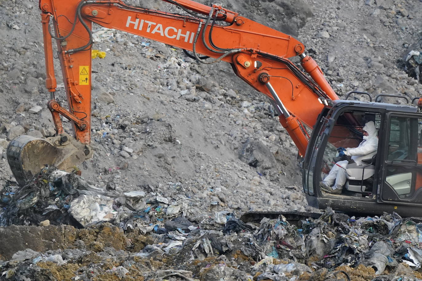 Hay dos trabajadores desaparecidos. Joaquin Beltrán y Alberto Sololuze. Los operarios se ponen manos a la obra para encontrar sus cuerpos bajo toneladas de escombros. El derrumbe del vertedero se ha producido hace unas horas.