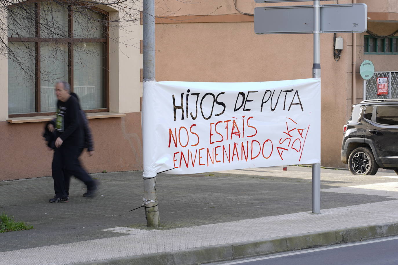 La contaminación es palpable en las localidades colindantes de Zaldibar como Ermua y Eibar. Los vecinos protestan.