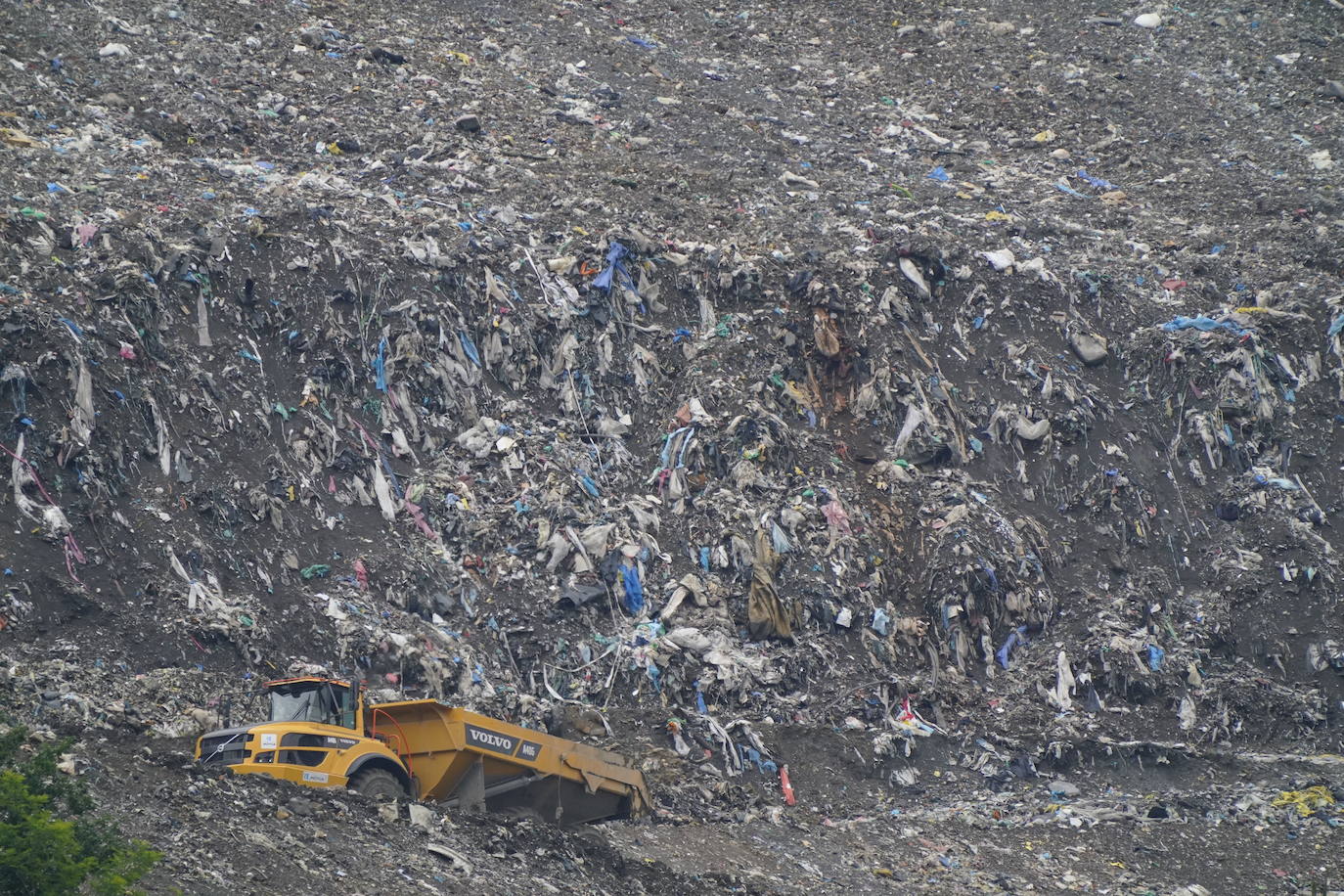 Tras más de cinco meses, 166 días después, Joaquín y Alberto siguen sepultados bajo toneladas de basura en Zaldibar.