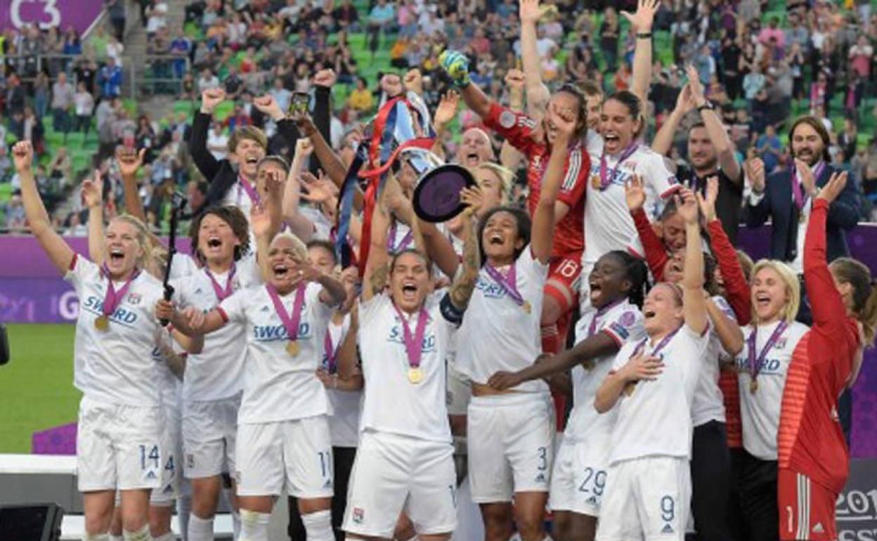 Jugadoras del Olympique de Lyon celebrando la Champions conquistada en 2019 frente al Barça, competición que para el fútbol femenino hace 20 años no existía. 