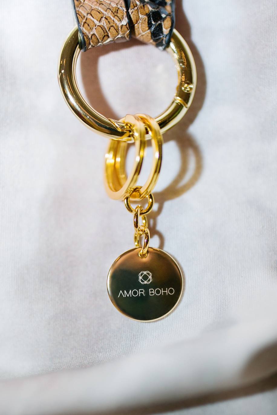 Tras analizar todas y cada una de las propuestas presentadas por la firma francesa Jacquemus sobre los infinitos campos de trigo, el parecido más que razonable de uno de sus bolsos estrella con el 'best seller' de la firma donostiarra Amor Boho ha sorprendido a los seguidores de la marca local