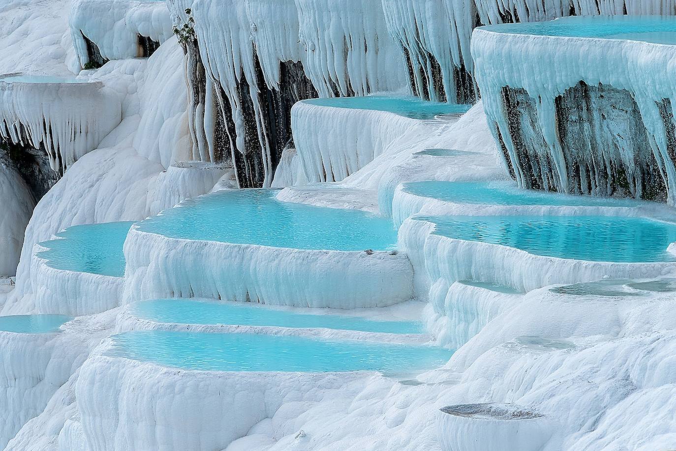 12.- Las terrazas de Pamukkale (Turquía) | El responsable de este paisaje 'extraterrestre' es el abundante bicarbonato cálcico que hay en este tramo del valle del Menderes, donde los manantiales arrastran este material creando unas cascadas que parecen de algodón. 