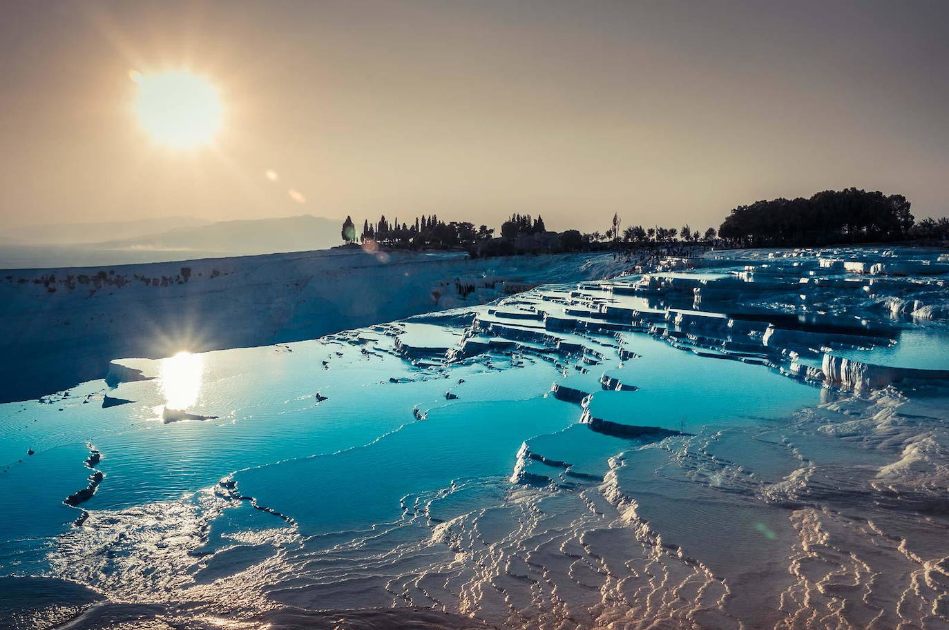 12.- Las terrazas de Pamukkale (Turquía) | El responsable de este paisaje 'extraterrestre' es el abundante bicarbonato cálcico que hay en este tramo del valle del Menderes, donde los manantiales arrastran este material creando unas cascadas que parecen de algodón. 