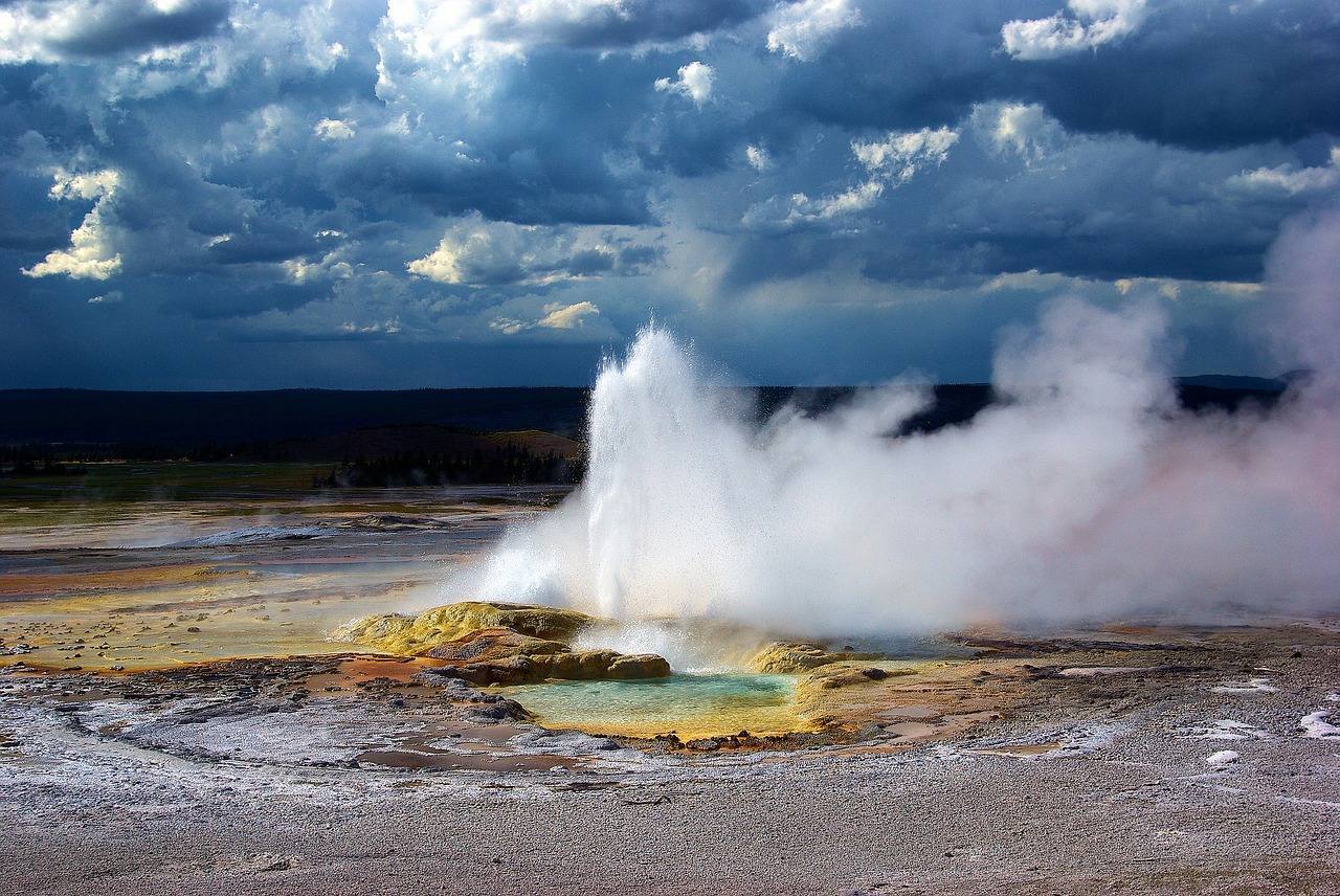 2.- Géiseres y manantiales de Yellowstone ( Yellowstone, EE.UU.) | El famoso parque está ubicado sobre la conocida como Caldera de Yellowstone, una enorme masa de magma caliente que genera géiseres, chimeneas y lagos de colores imposibles en el que los diferentes sulfatos y minerales ponen la guinda al pastel. 