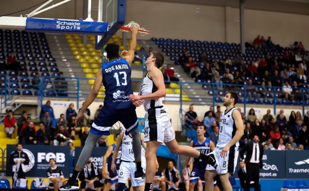 Dos Anjos machaca el aro con su anterior equipo.