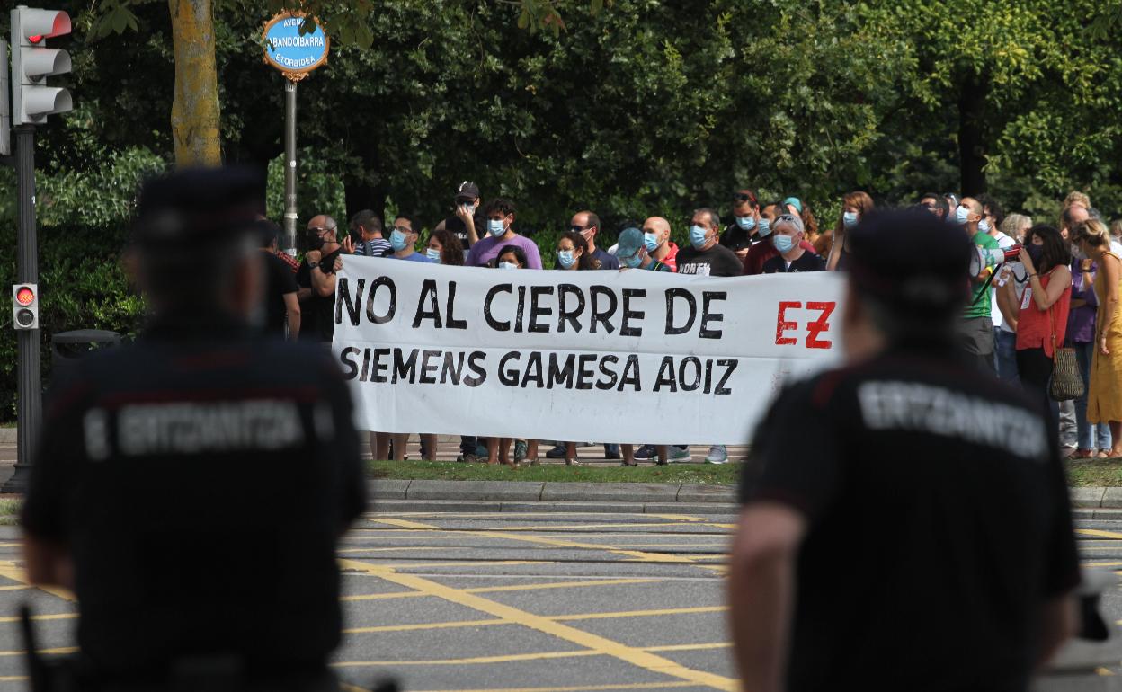 Ertzainas frente a los trabajadores de Gamesa que se han manifestado en Bilbao. 