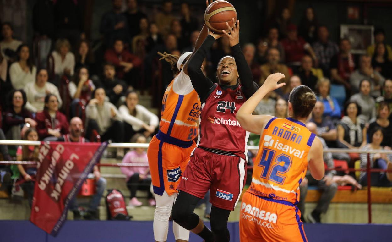 Roundtree en el choque liguero en Maloste ante el Valencia el curso pasado. 