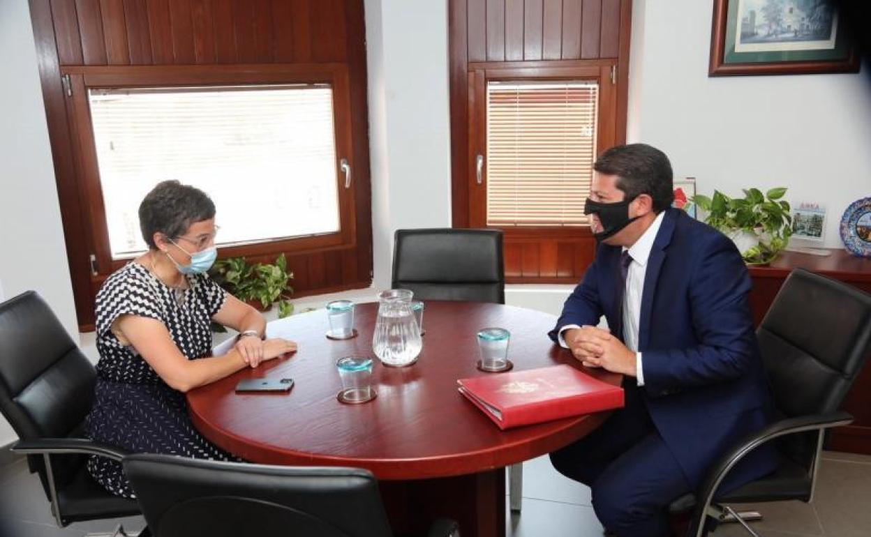 La ministra de Asuntos Exteriores, Arancha González Laya, con el ministro principal de Gibraltar