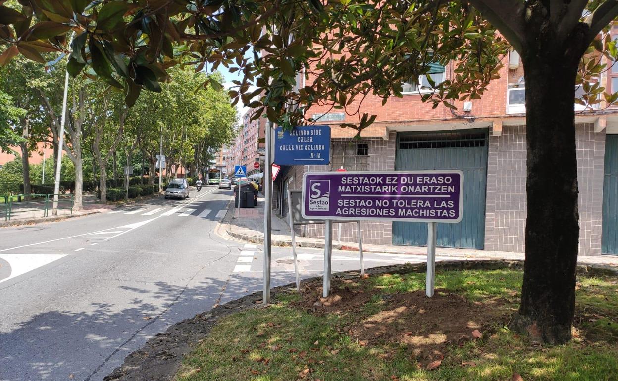 Uno de los paneles contra las agresiones machistas en Sestao instalado en Vía Galindo. / 