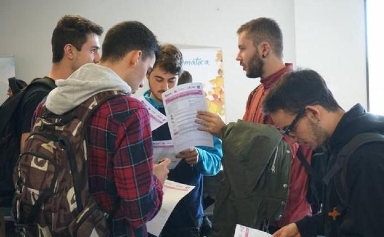 Participantes en la feria de empleo del Txorierri del año pasado. 