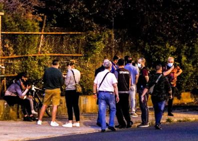 Imagen secundaria 1 - Arriba, agentes locales y ertzainas en la calle Reyes Católicos, donde se produjo el arresto. Abajo, la Polícía con amigos de los implicados en la calle La Peña y con una mujer. 