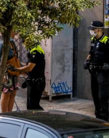 Imagen secundaria 2 - Arriba, agentes locales y ertzainas en la calle Reyes Católicos, donde se produjo el arresto. Abajo, la Polícía con amigos de los implicados en la calle La Peña y con una mujer. 