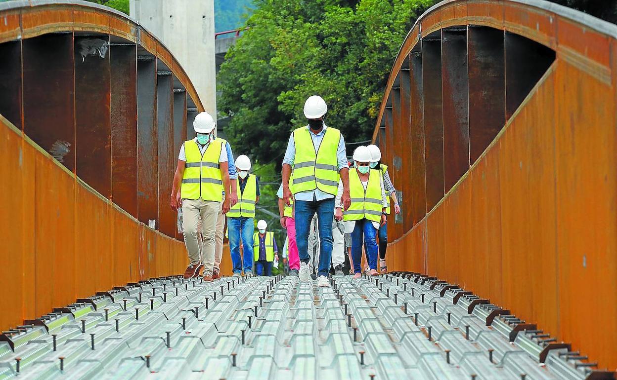 Responsables de la Diputación y Ayuntamiento giraron visita al recorrido del bidegorri entre Málzaga y Azitain, que será inaugurado en diciembre. 