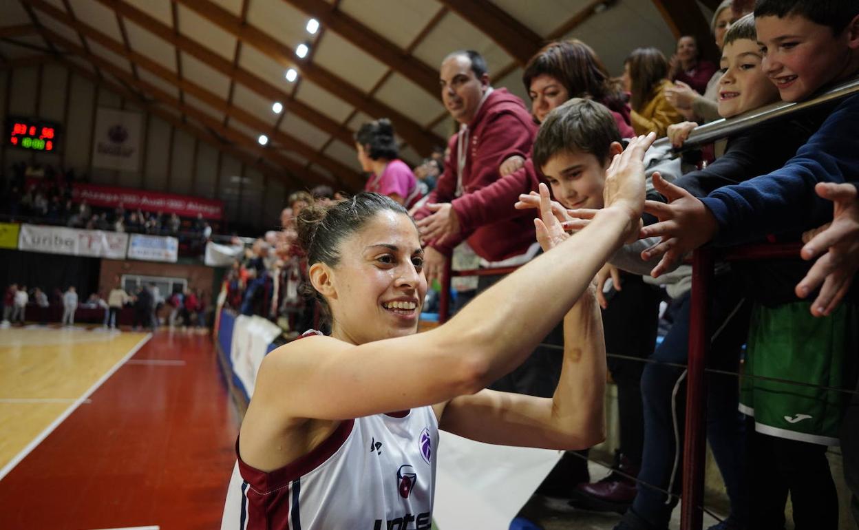 La capitana del conjunto vizcaíno celebrando con la afición el pase a los octavos de Eurocup. 