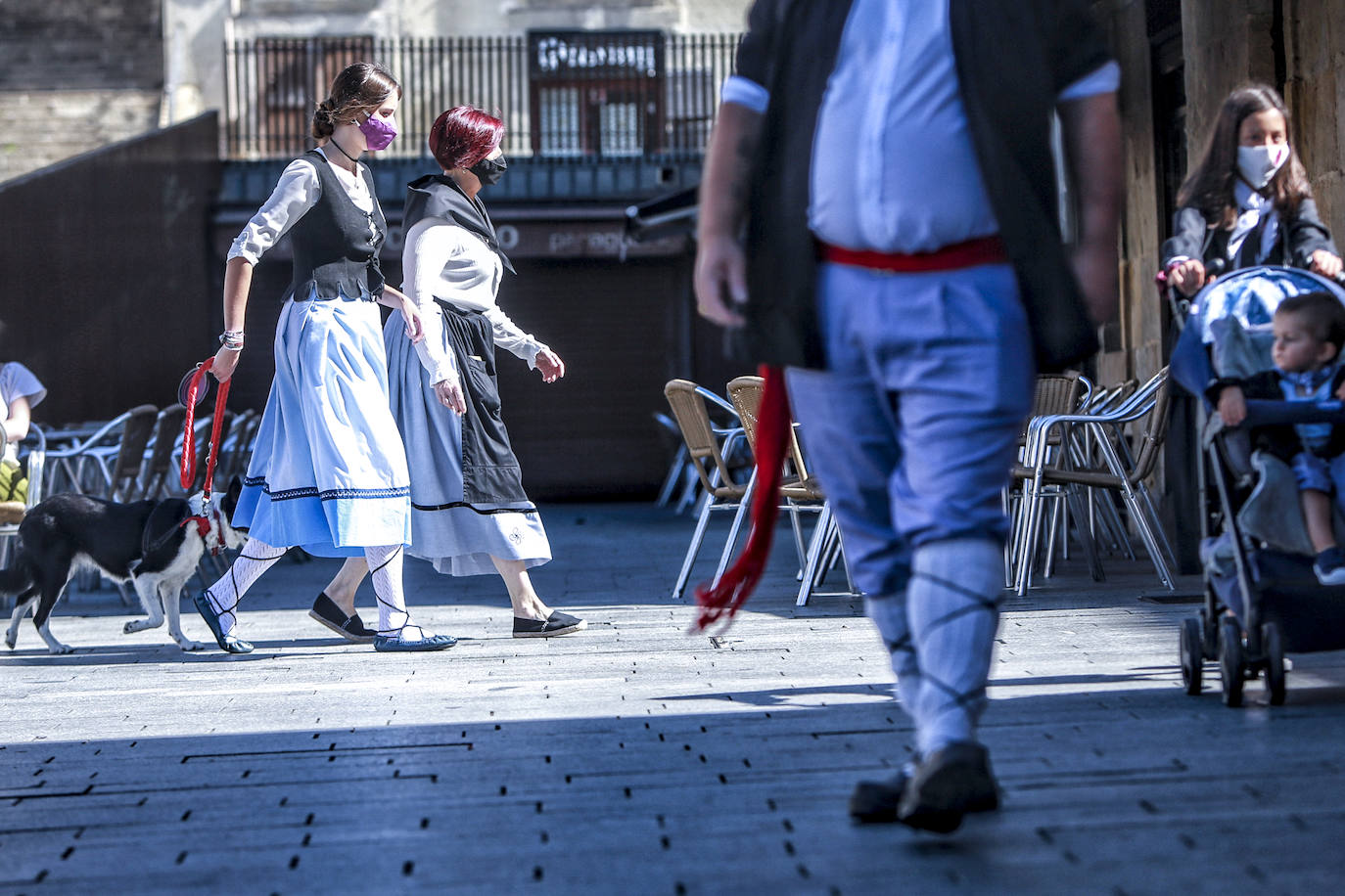 La capital alavesa vive un Día de Santiago con la agenda suspendida por la pandemia. Los vitorianos celebran el festivo sin aglomeraciones, con mascarilla y manteniendo la distancia de seguridad