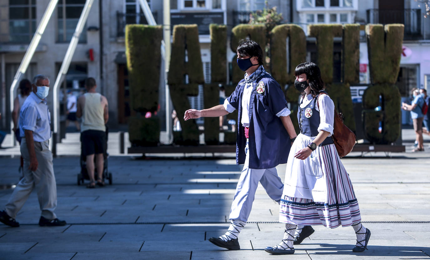 La capital alavesa vive un Día de Santiago con la agenda suspendida por la pandemia. Los vitorianos celebran el festivo sin aglomeraciones, con  mascarilla  y manteniendo la distancia de seguridad