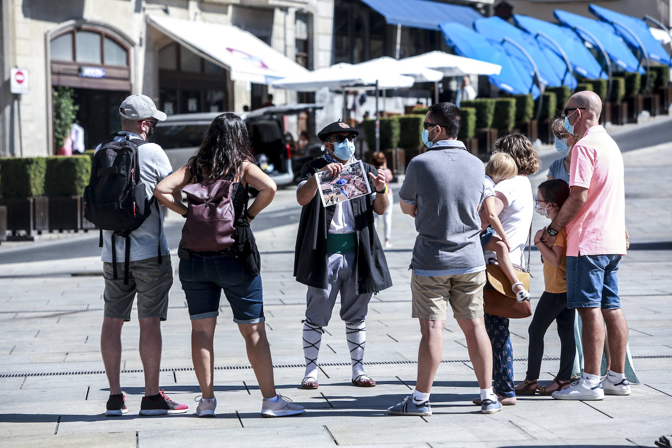 La capital alavesa vive un Día de Santiago con la agenda suspendida por la pandemia. Los vitorianos celebran el festivo sin aglomeraciones, con mascarilla y manteniendo la distancia de seguridad