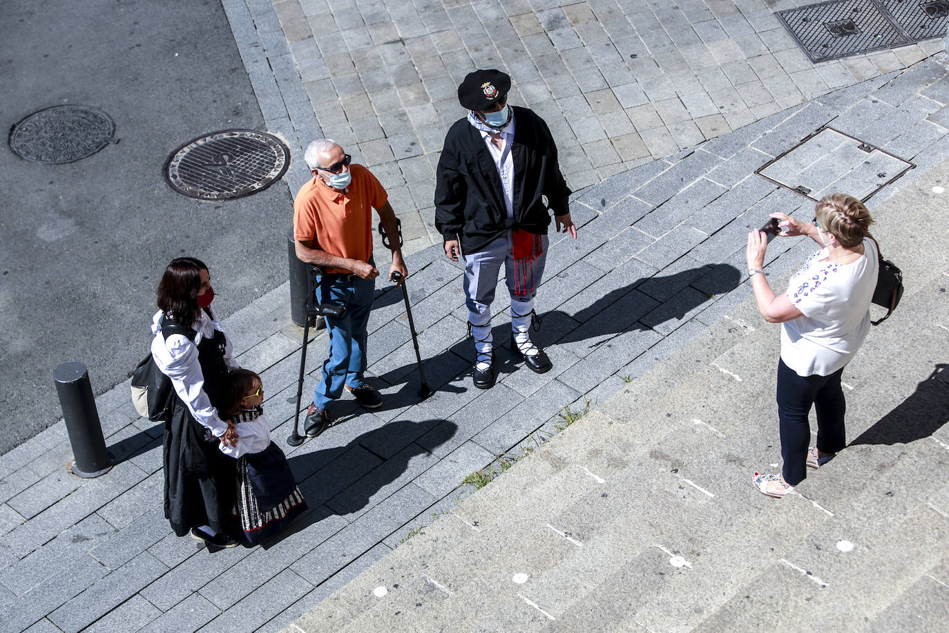 La capital alavesa vive un Día de Santiago con la agenda suspendida por la pandemia. Los vitorianos celebran el festivo sin aglomeraciones, con mascarilla y manteniendo la distancia de seguridad