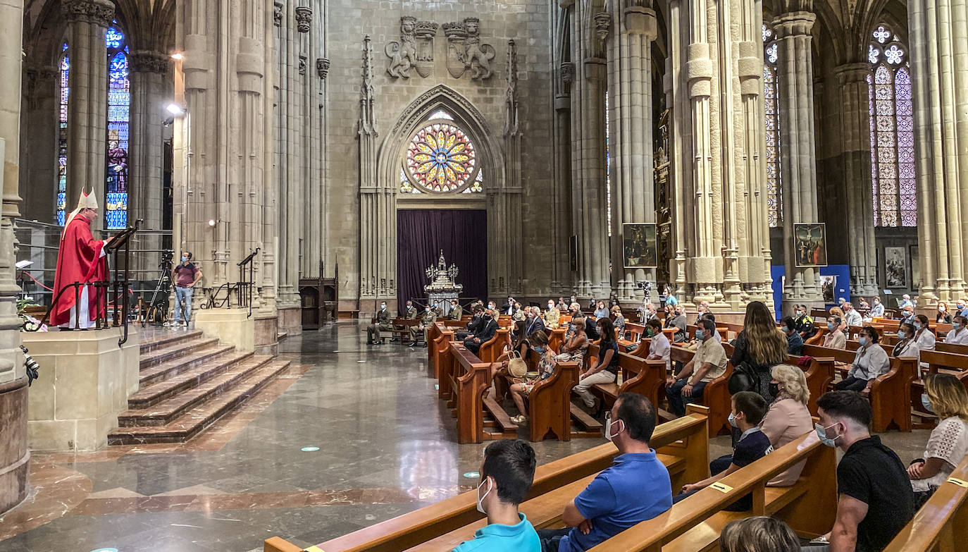 Fotos: La misa en memoria de las víctimas de la pandemia en Álava, en imágenes