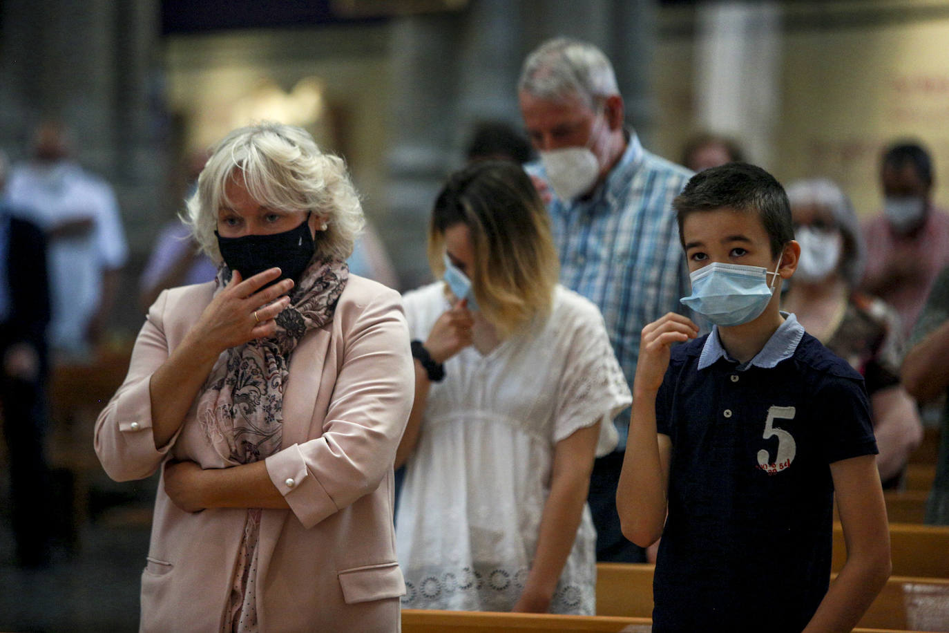 Fotos: La misa en memoria de las víctimas de la pandemia en Álava, en imágenes