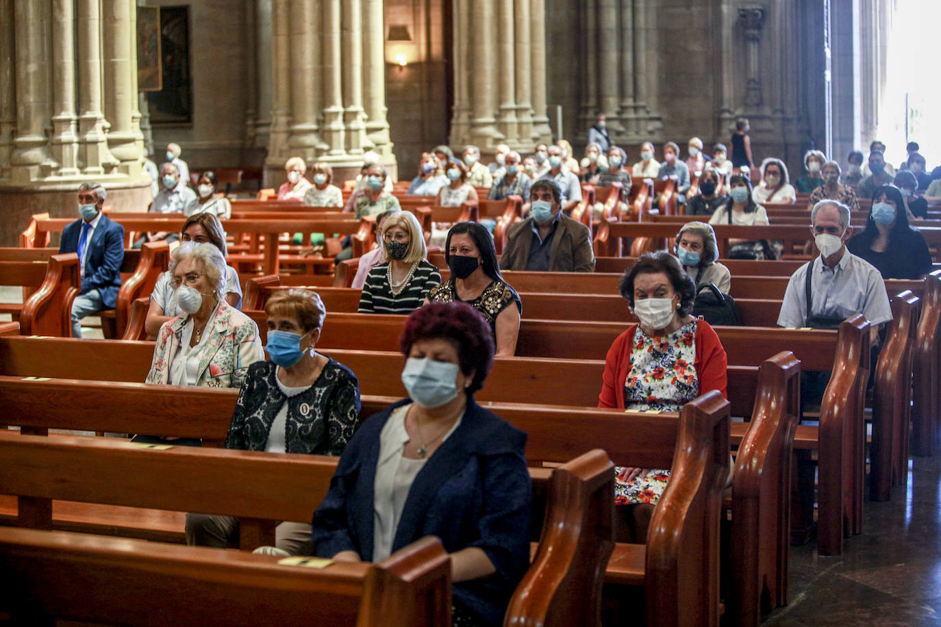 Fotos: La misa en memoria de las víctimas de la pandemia en Álava, en imágenes