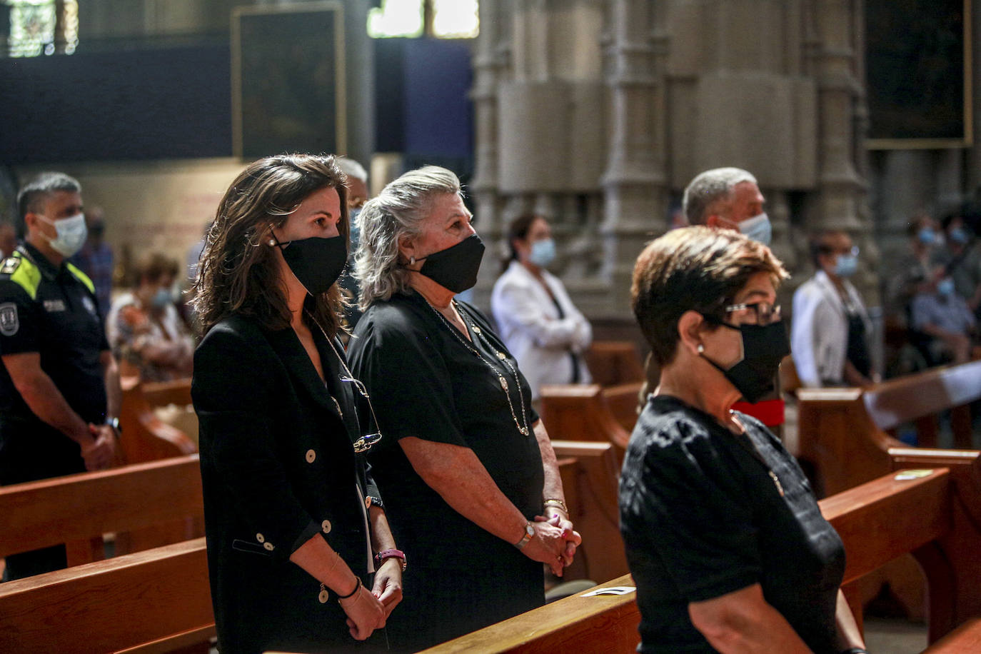 Fotos: La misa en memoria de las víctimas de la pandemia en Álava, en imágenes