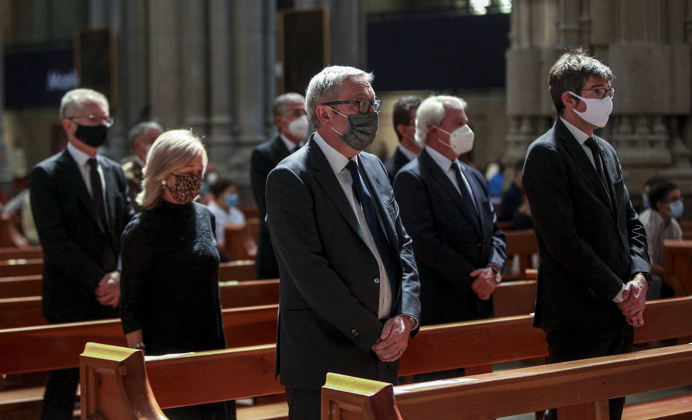 Fotos: La misa en memoria de las víctimas de la pandemia en Álava, en imágenes