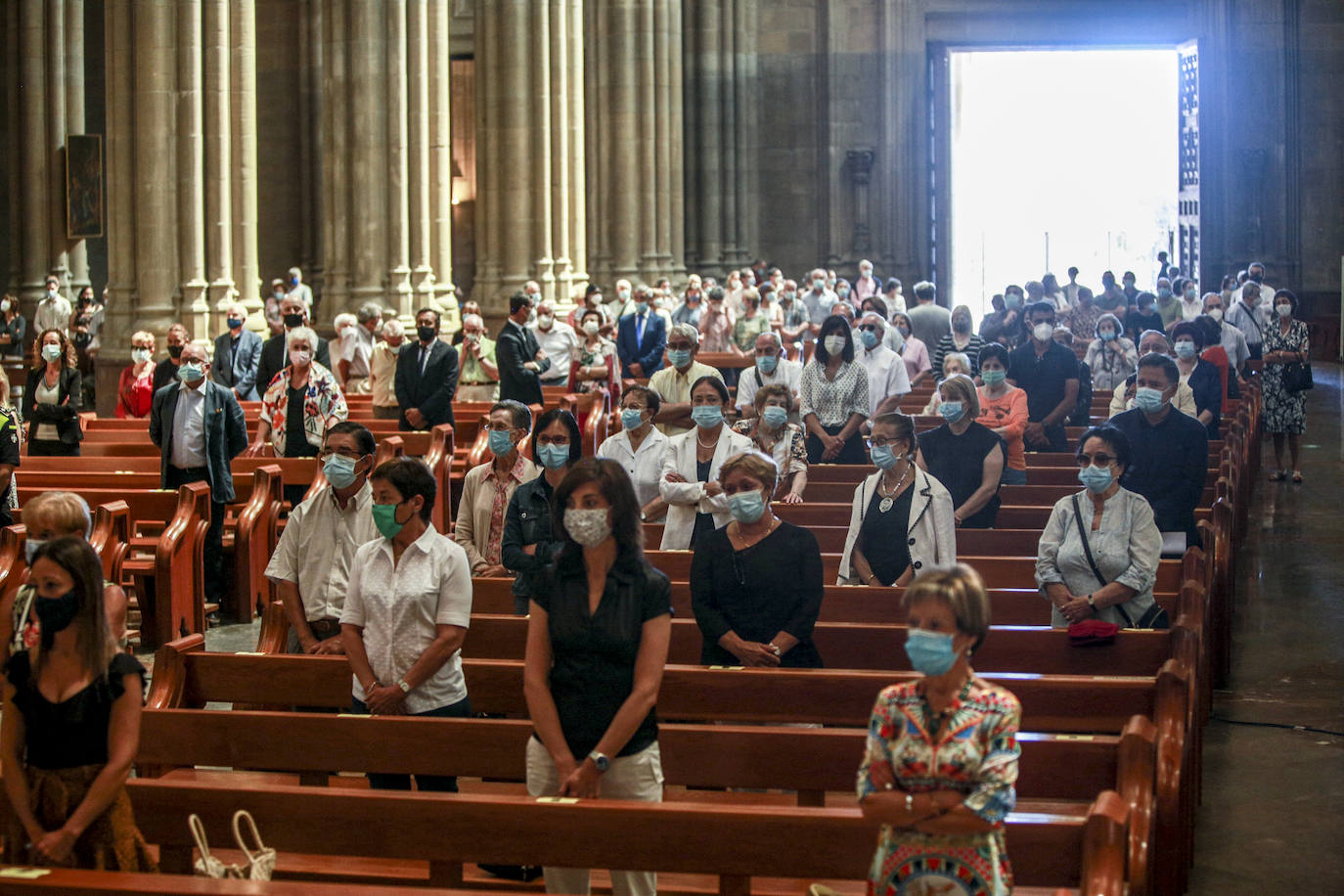 Fotos: La misa en memoria de las víctimas de la pandemia en Álava, en imágenes