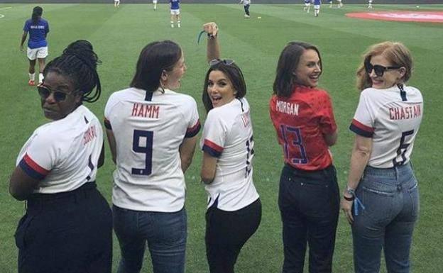 Uzo Aduba, Jennifer Garner, Eva Longoria, Natalie Portman y Jessica Chastain en un partido.