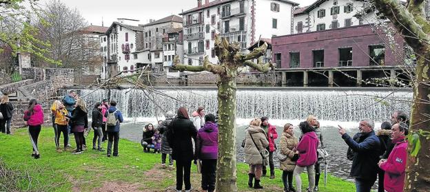 Visita guiada en Elizondo, que recibe turistas todo el año gracias a las novelas de Dolores Redondo. 