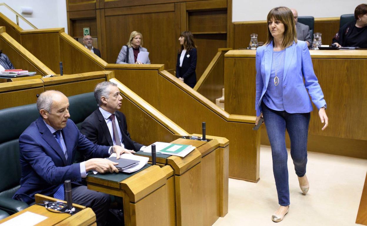 Idoia Mendia pasa por delante del lehendakari Urkullu y Josu Erkoreka en una sesión del Parlamento vasco.