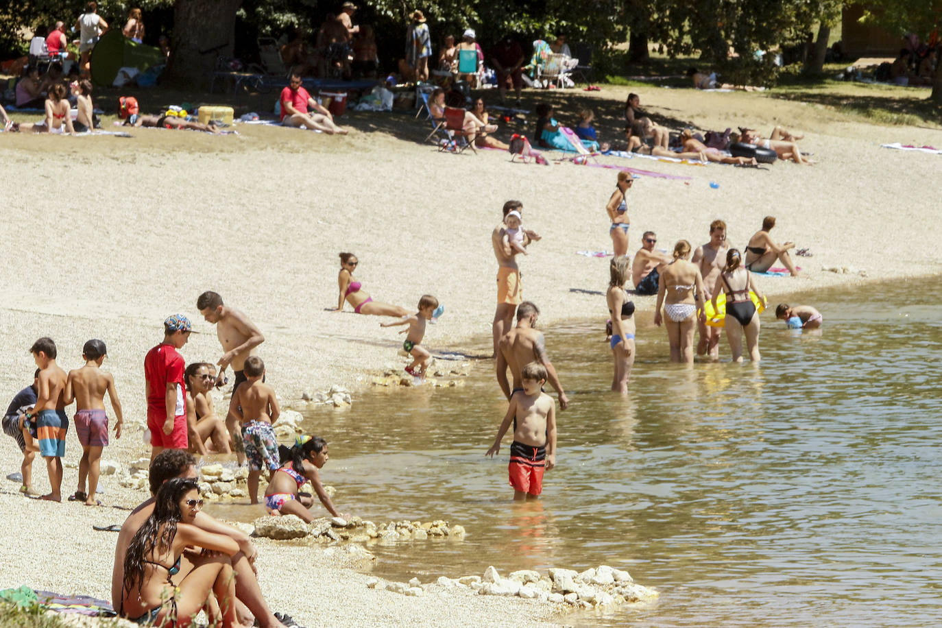 Fotos: Los embaleses alaveses se llenan de bañistas