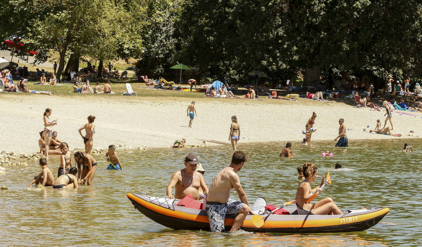 Fotos: Los embaleses alaveses se llenan de bañistas