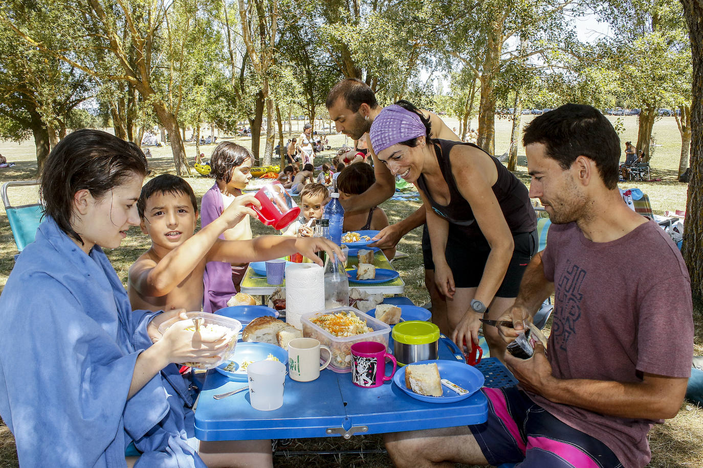 Fotos: Los embaleses alaveses se llenan de bañistas