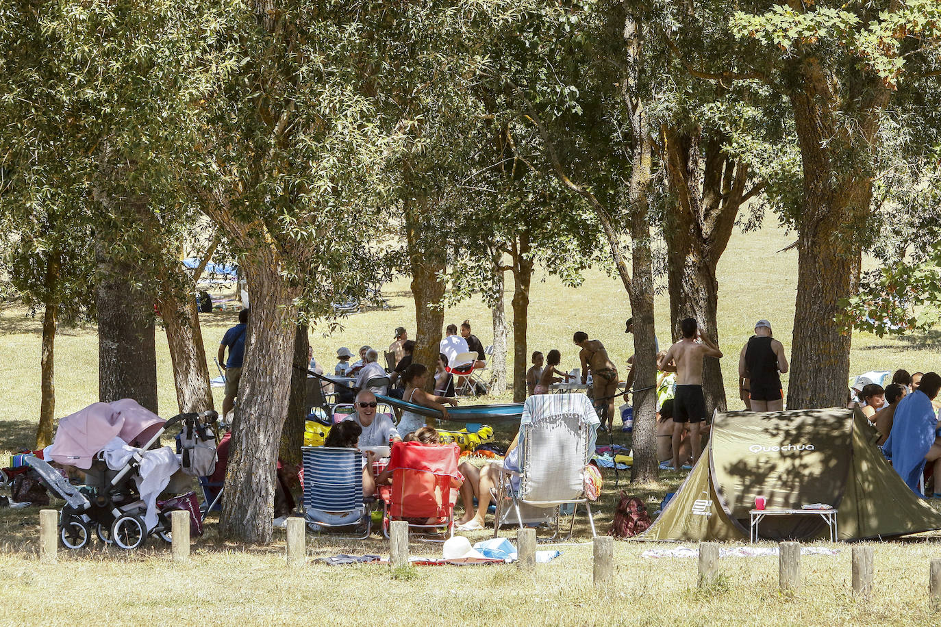 Fotos: Los embaleses alaveses se llenan de bañistas