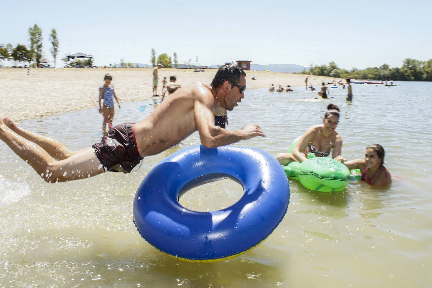 Fotos: Los embaleses alaveses se llenan de bañistas