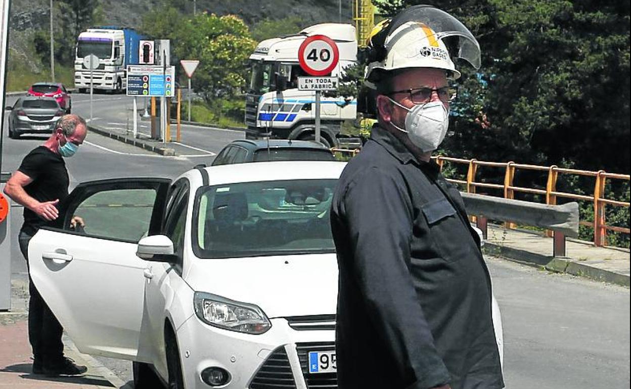 Un operario de Tubacex, en el exterior de la planta de Amurrio. 