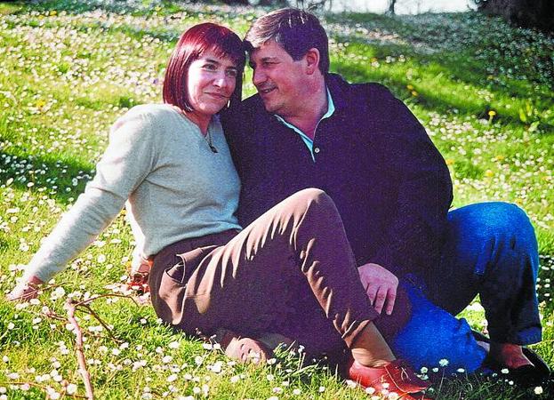 Maixabel Lasa y Juan Mari Jáuregui posan en 1995 en los jardines del Palacio de La Cumbre de San Sebastián.