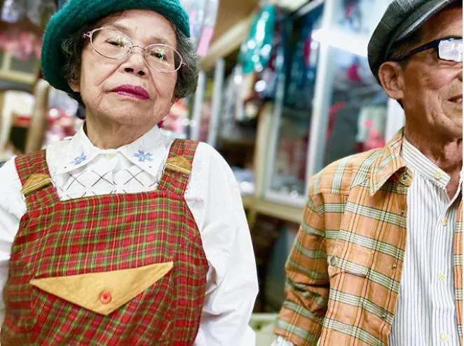 Fotos: Una pareja de ancianos crea looks increíbles con ropa olvidada en su  lavandería | El Correo