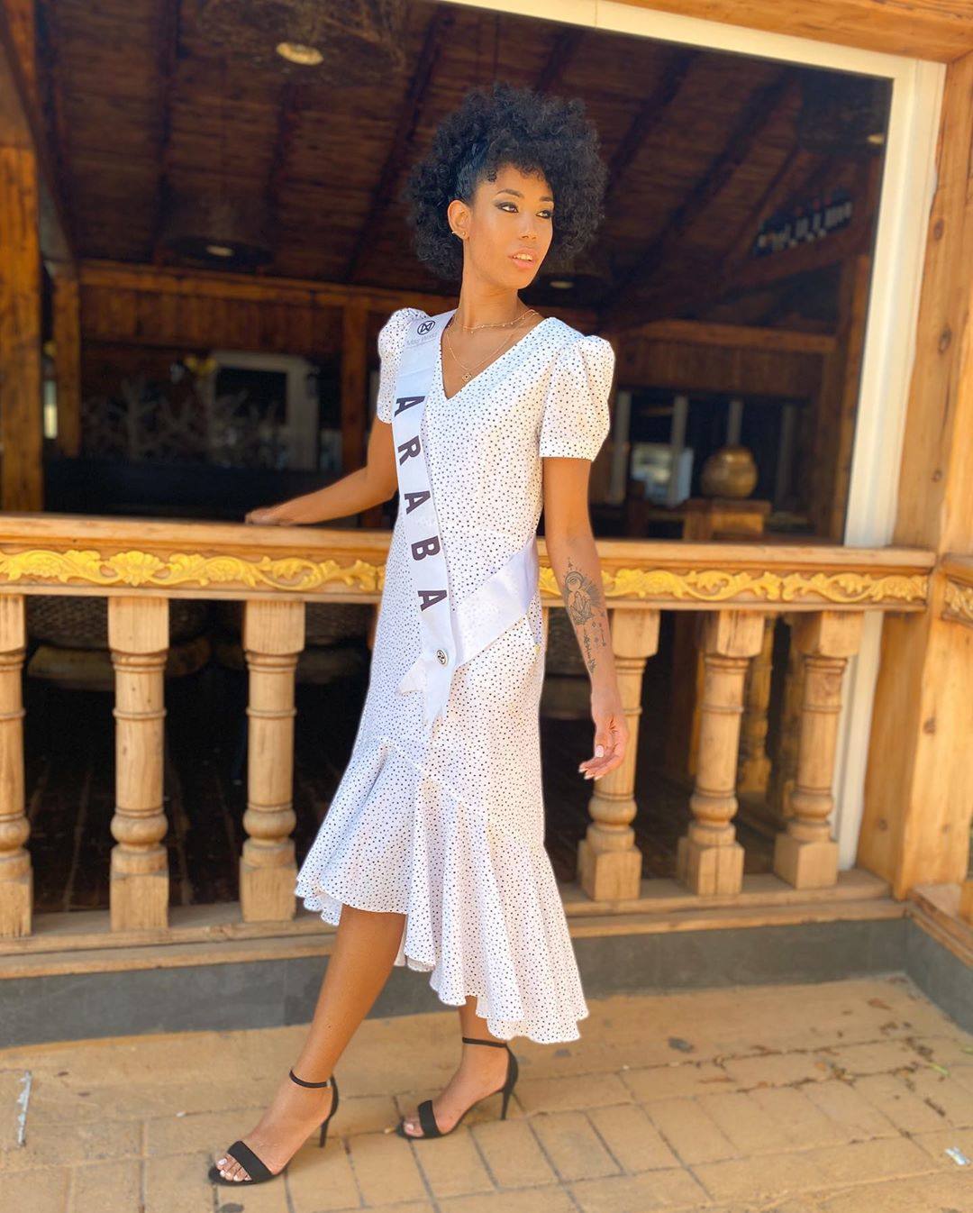 Vestido 'Águeda' confeccionado en tejido 100% algodón de largo midi y mangas abullonadas y volante en el bajo, es de la firma Nereide Asturias. Tiene un precio de 133 euros.