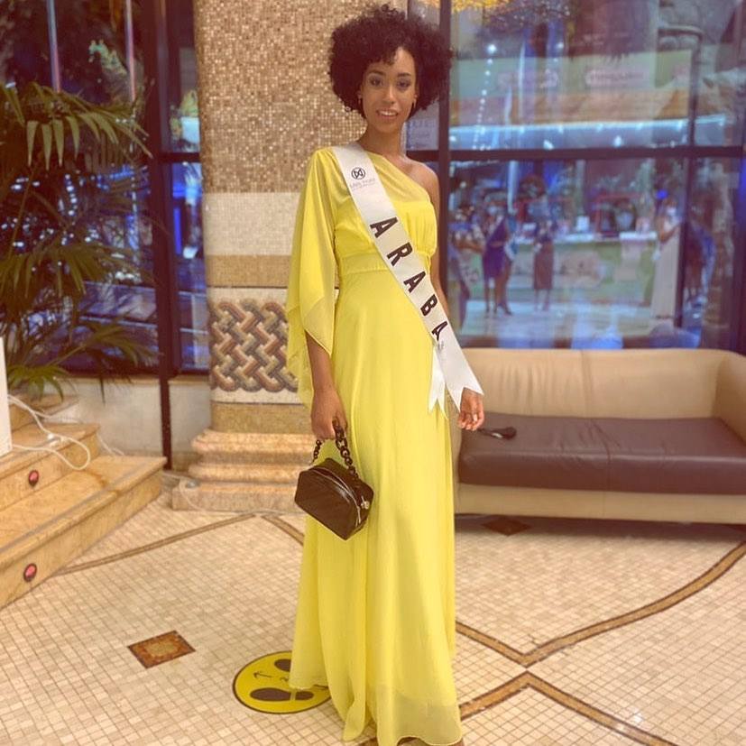 Rubely eligió para una de las noches de la concentración este favorecedor vestido amarillo hasta los pies y con una sola manga. Es de la tienda Mary Peich Moda de Mieres.