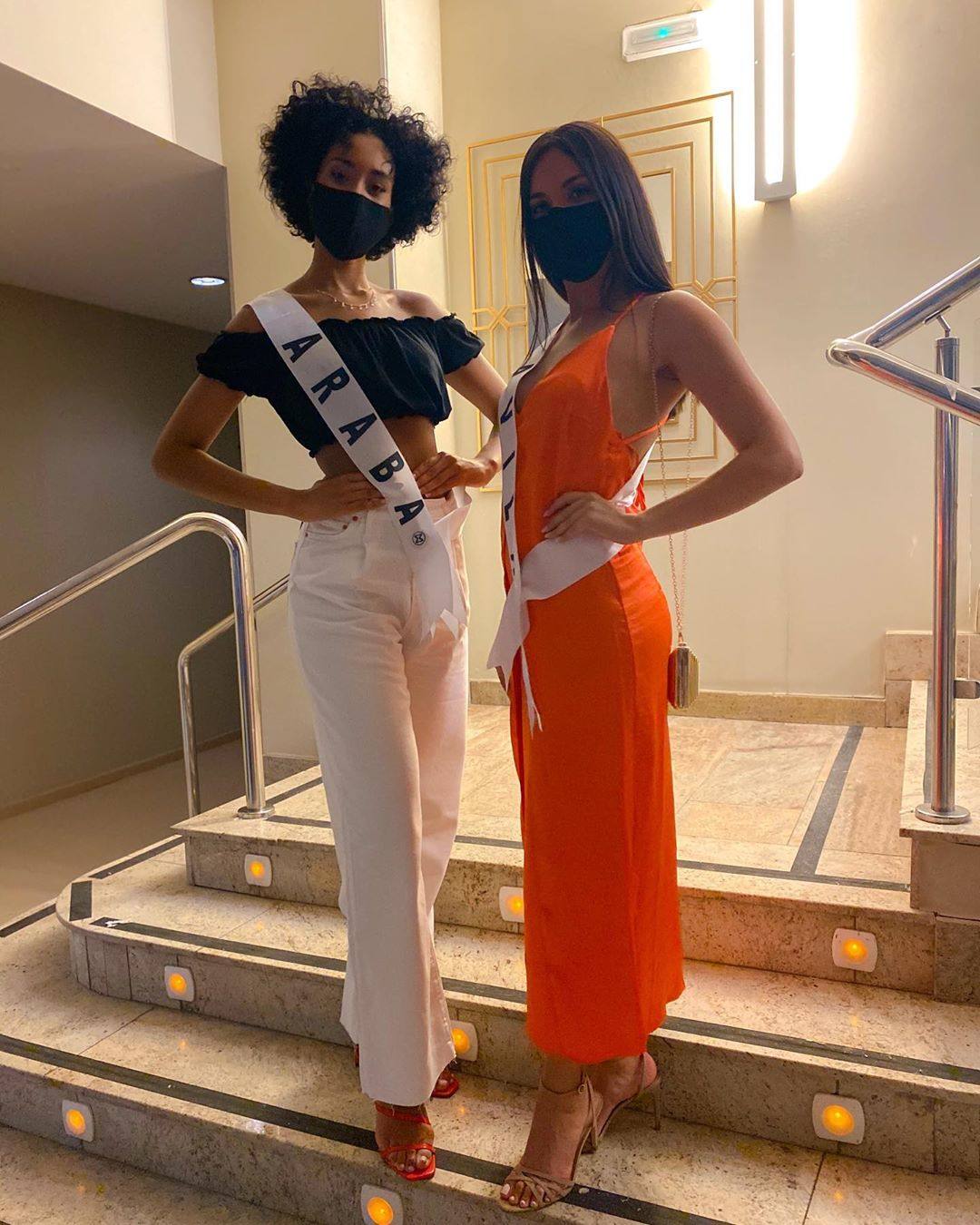 Otro de los 'looks' más desenfadados de la joven asturiana, con 'jeans' rectos blancos, 'top' negro y sandalias de tiras.