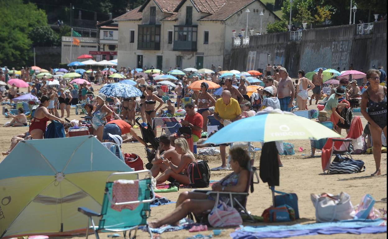 La playa de Lekeitio tuvo que cerrar por exceso de aforo el pasado domingo.