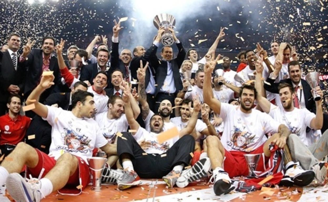 Sloukas eta Olympiakoseko kideek 2013ko Euroliga irabazi eta gero. 