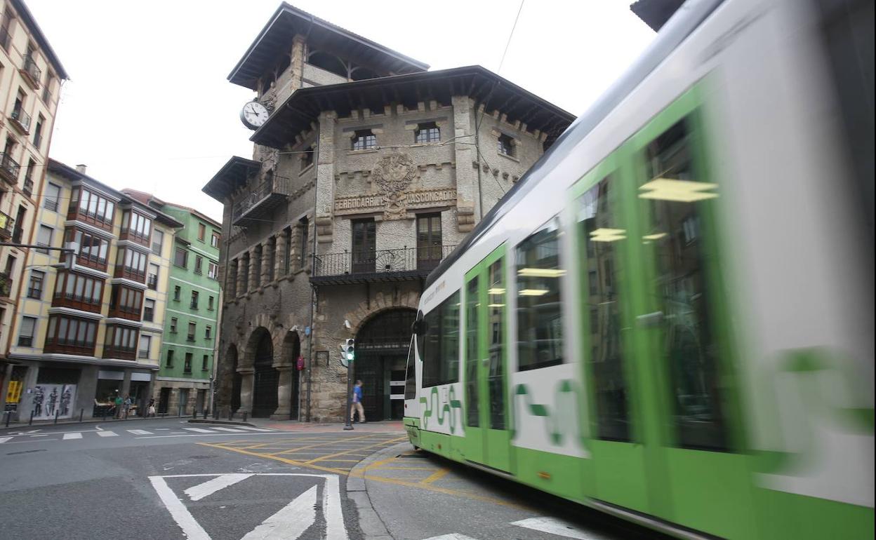 Bilboko tranbia, Atxuriko geltokiaren aurretik pasatzen.