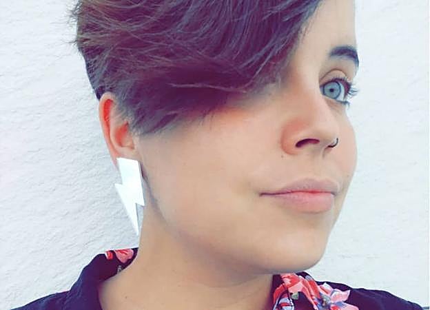 María Zárate con los pendientes que creó durante la cuarentena.