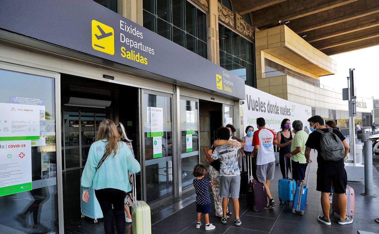 Un grupo de personas en el aeropuerto de Manises EFE